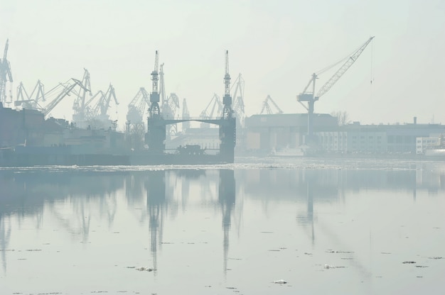 Frühlingsferien auf dem Fluss Neva und der Ansicht der Admiralitätswerft, St Petersburg, Russland