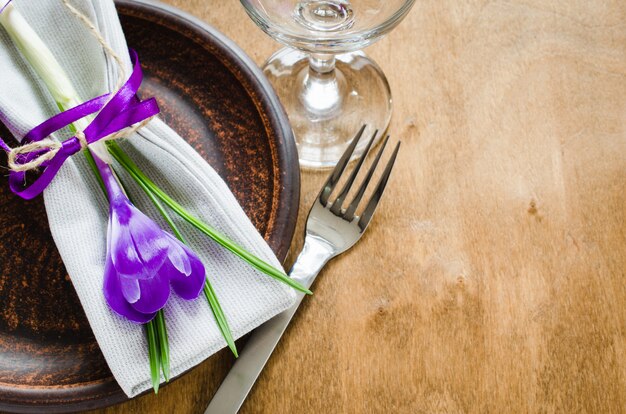 Frühlingsfest-festliches Gedeck mit frischer Blume.