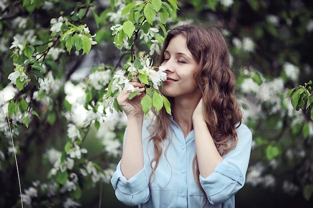 Frühlingsfrau Apfelblumen