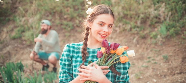 Frühlingsfrauengesicht für Fahne. Nette junge Frau, die Blumen eintopft. Gartenkonzept.