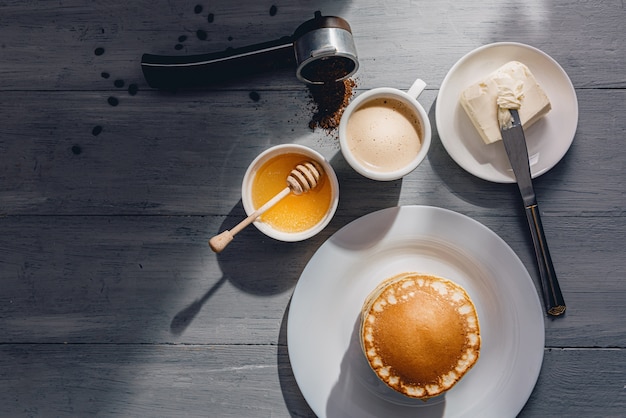 Frühlingsfrühstück mit Kaffee und Pfannkuchen