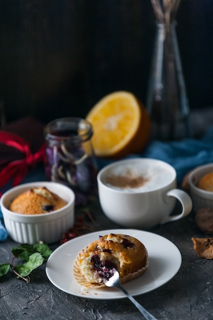 Frühlingsfrühstück mit Muffins im rustikalen Stil