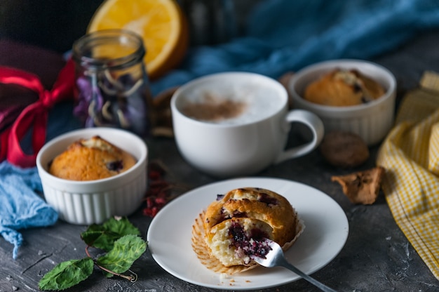 Frühlingsfrühstück mit Muffins im rustikalen Stil