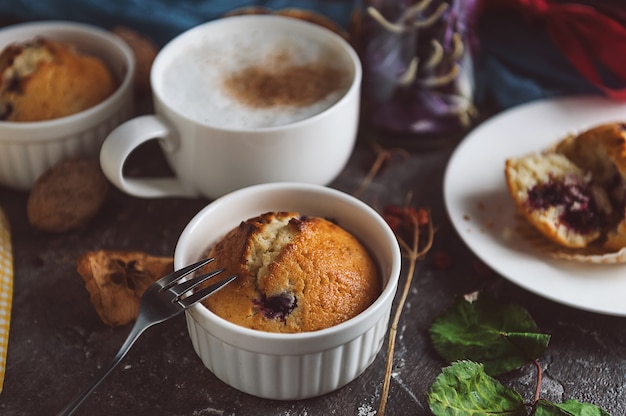 Frühlingsfrühstück mit Muffins im rustikalen Stil