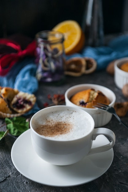 Frühlingsfrühstück mit Muffins im rustikalen Stil