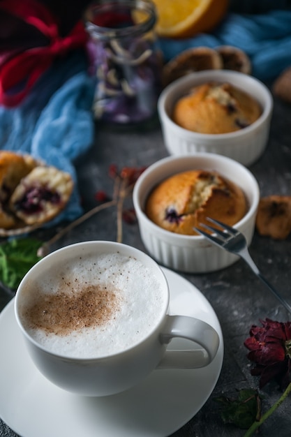 Frühlingsfrühstück mit Muffins im rustikalen Stil