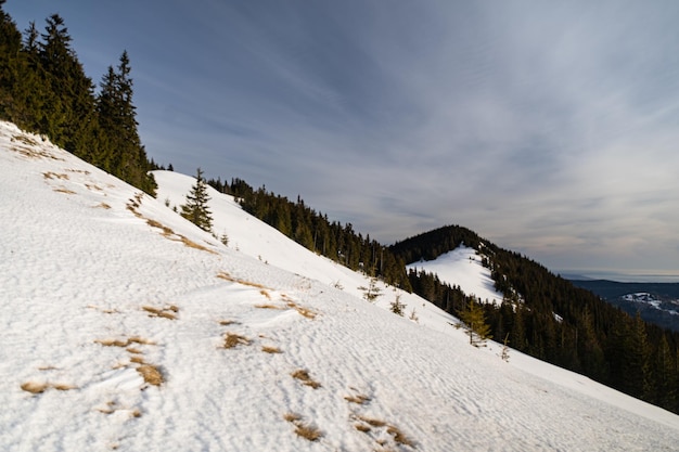 Frühlingsgebirge in den Karpaten, Ukraine Winter-Treking