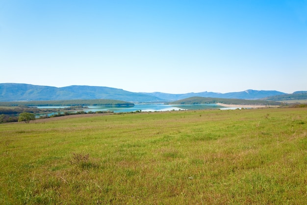 Frühlingsgebirgslandschaft und Speicherteich (Krim, Ukraine)