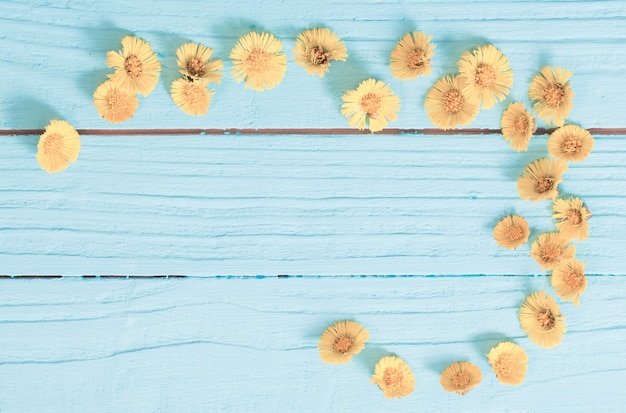 Frühlingsgelbe Blumen auf Holz