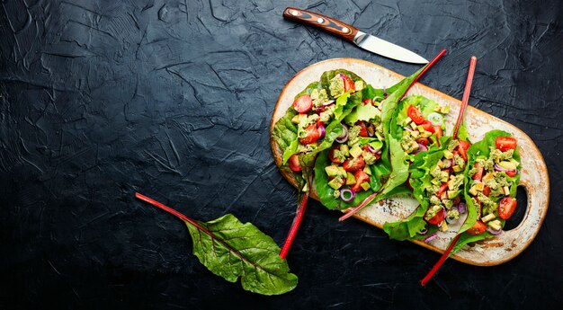 Frühlingsgemüsesalat in Mangoldblättern