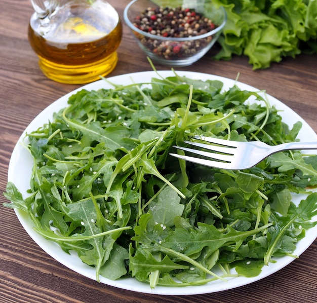 Frühlingsgrüner Rucola-Salat mit Olivenöl