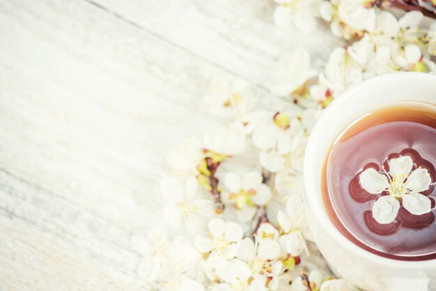 Frühlingshintergrund, Blumen und Tee. Selektiver Fokus