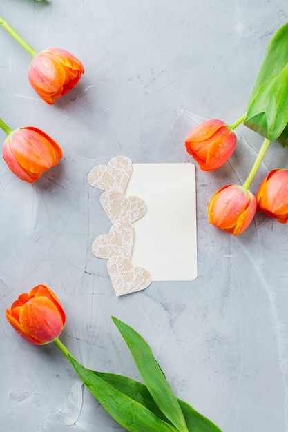 Frühlingshintergrund mit orange bunten Tulpen. frauen, muttertag, grußkarte, flach legen und raumbild kopieren