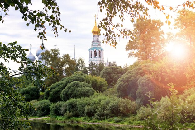 Frühlingskathedrale auf Sonnenuntergangbaum