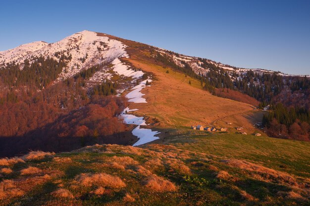 Frühlingslandschaft. Abend im Bergdorf. Karpaten, Ukraine, Europa