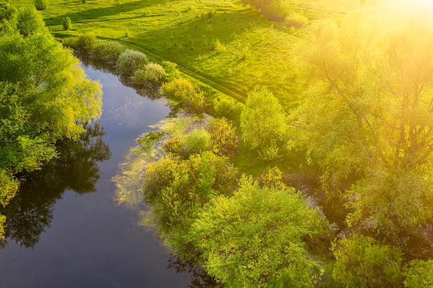 Frühlingslandschaft mit Fluss