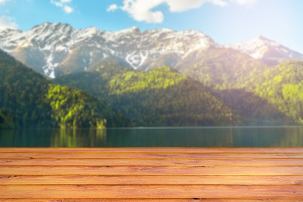 Frühlingslandschaft mit Holztisch