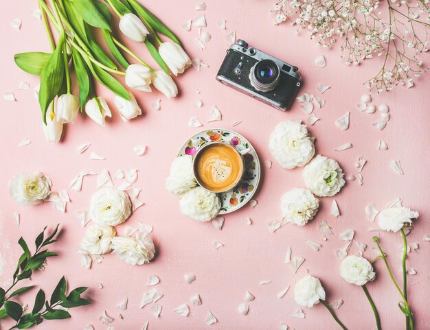 Frühlingslayout mit Kaffeekamera und weißen Blumen