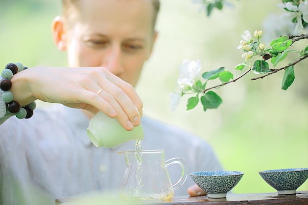 Frühlingsmorgen in Asien, traditionelle Teezeremonie in China Aroma Sakura