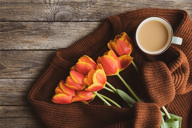 Frühlingsmorgenkaffee. Gemütliche Komposition mit braunem Pullover