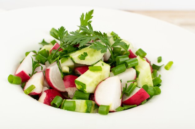 Frühlingsrettichsalat mit frischer Gurke und Gemüse