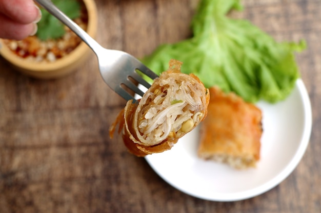 Frühlingsrolle mit Dip-Sauce