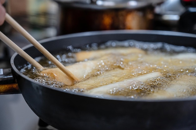 Frühlingsrollen braten