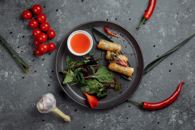 Frühlingsrollen mit Garnelen mit süßer Chilisauce. Asiatische Küche.