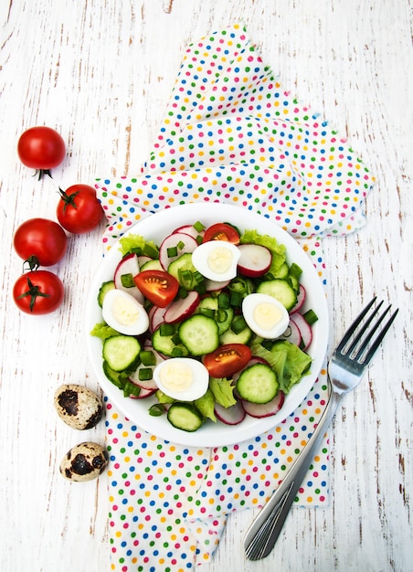 Frühlingssalat mit Eiern, Tomaten, Gurken und Rettich