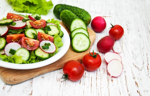 Frühlingssalat mit Tomate, Gurken und Rettich