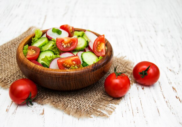 Frühlingssalat mit Tomate, Gurken und Rettich