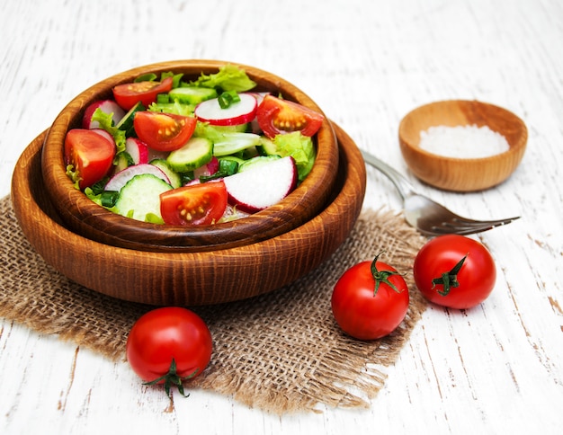 Frühlingssalat mit Tomate, Gurken und Rettich