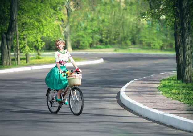 Frühlingsspaziergang Romantisches Portrait eines Mädchens mit Fahrrad