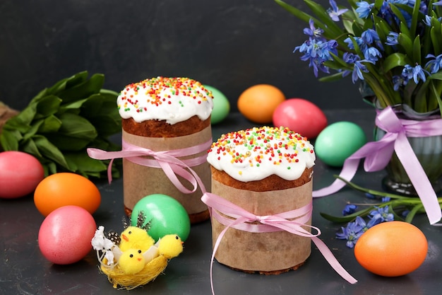 Frühlingsstillleben mit Osterkuchen, bemalten Eiern und Waldschneeglöckchen