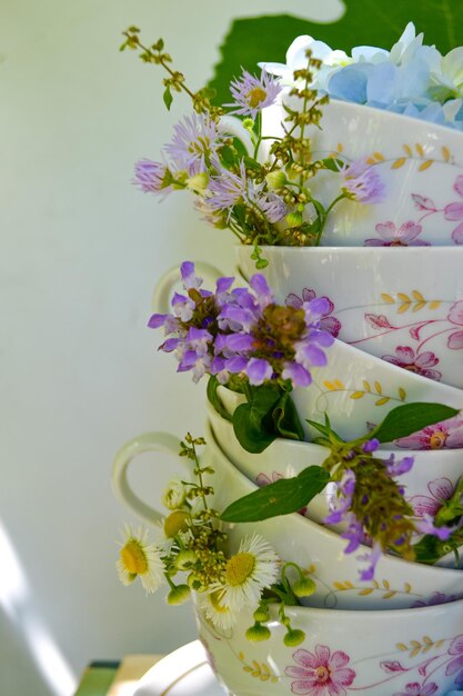 Frühlingsstillleben mit Teetassen und Feldblumen. Frühlingshintergrund