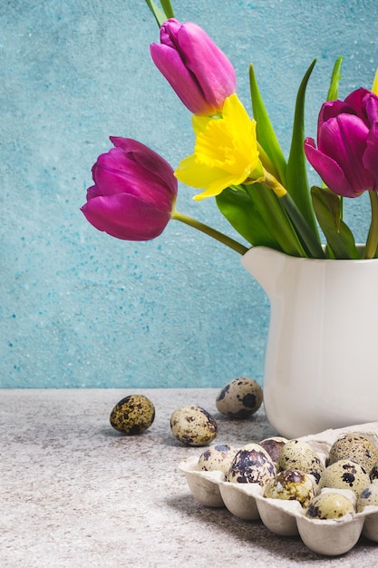 Frühlingsstrauß aus Tulpen und Narzissen. Ostern-Grußkarte.