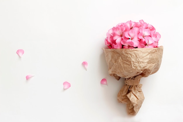 Frühlingsstrauß der rosa Blumen im Kraftpapier