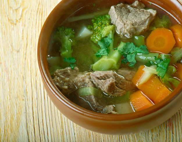 Frühlingssuppe namens Garmugia -Suppe in der italienischen Küche, die ihren Ursprung in Lucca, Toskana, Mittelitalien hat