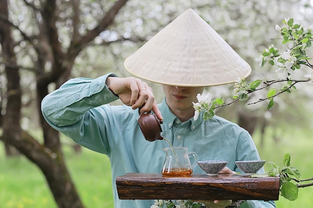 frühlingsteezeremonie in asien, abstrakter frischer gartenhintergrund mannmeister