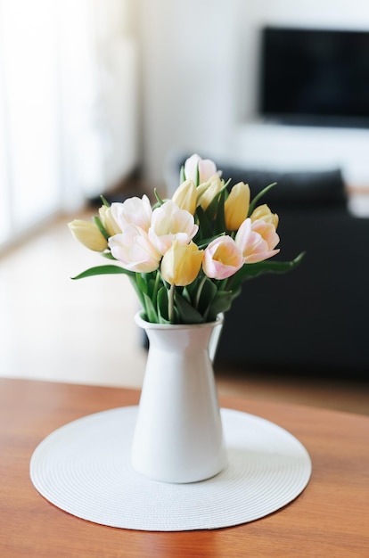 Frühlingstulpen in einer Vase auf dem Tisch Frühlingsferien-Wohndekoration