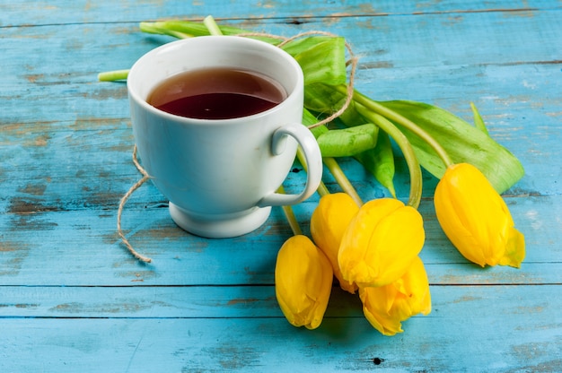 Frühlingstulpen und eine Tasse Tee