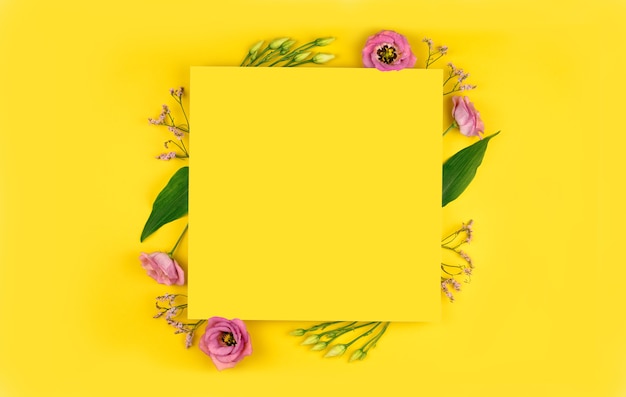 Frühlingszusammensetzung. Blumen, Papier leeren gelben Hintergrund.