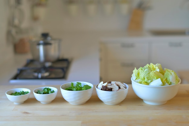 Frühlingszwiebeln, Sellerie, Sellerie, Pilze, Salat in einer Schüssel, als Gemüse zum Kochen zubereitet