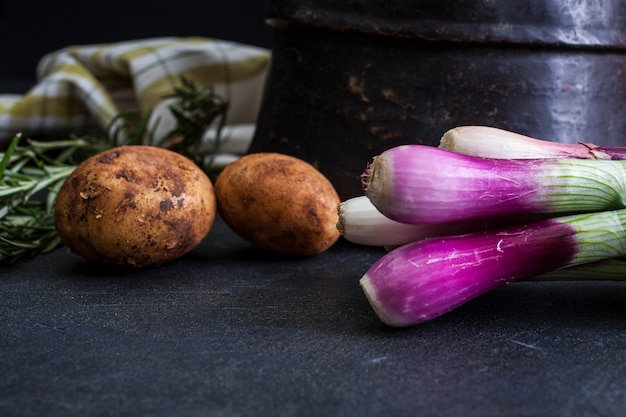 Frühlingszwiebeln und Kartoffeln