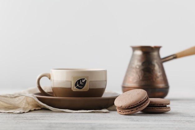 Frühstück am Arbeitsplatz. Kaffee- und Schokoladenmakronen