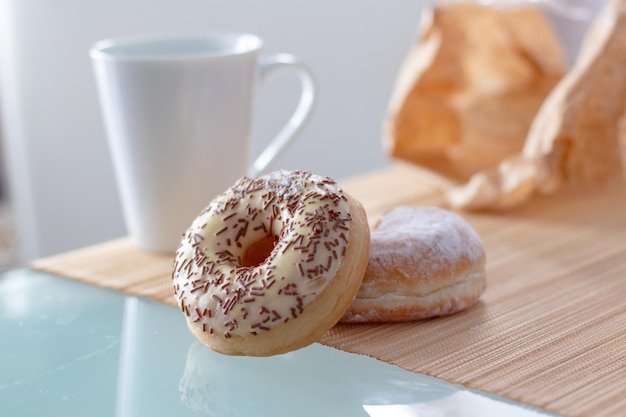 Foto frühstück am morgen mit donuts und kaffee tasty donuts closeup donut