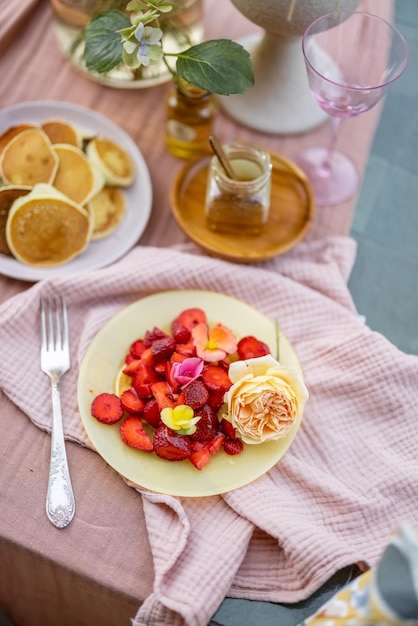 Frühstück am schönen Tisch im Garten