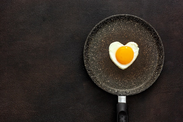 Frühstück am Valentinstag Herzform Spiegelei