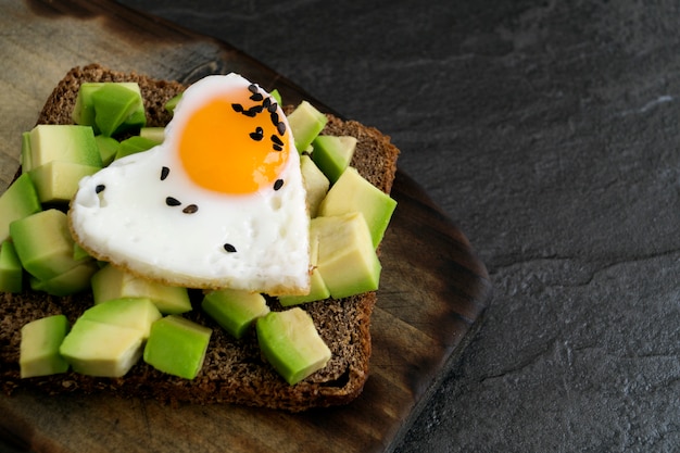 Frühstück am Valentinstag. Sandwich mit Ei und Avocado.