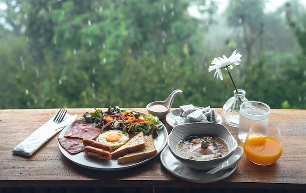 Frühstück auf dem Holztisch im Café